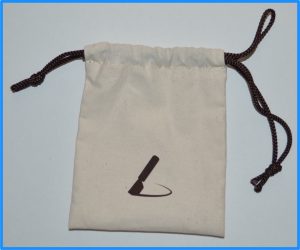 土屋鞄の長財布「ニッティング メッシュロングウォレット」付属の小ブラシ用の袋